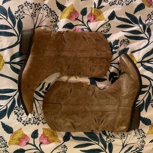 TAN COWGIRL BOOTS